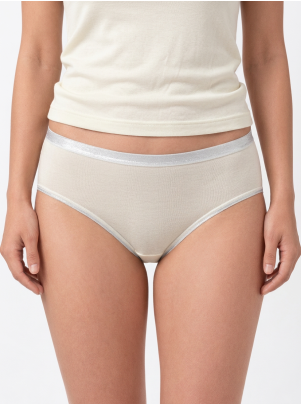 Slip Vera champagner Vorderansicht am Model